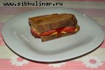 Горячие бутерброды с колбасой, сыром и помидорами