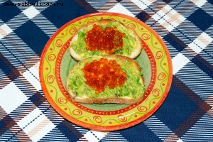 Бутерброд с красной икрой и авокадо