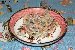 Салат с желудками и фасолью