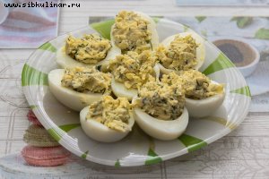 Яйца, фаршированные сыром и чесноком
