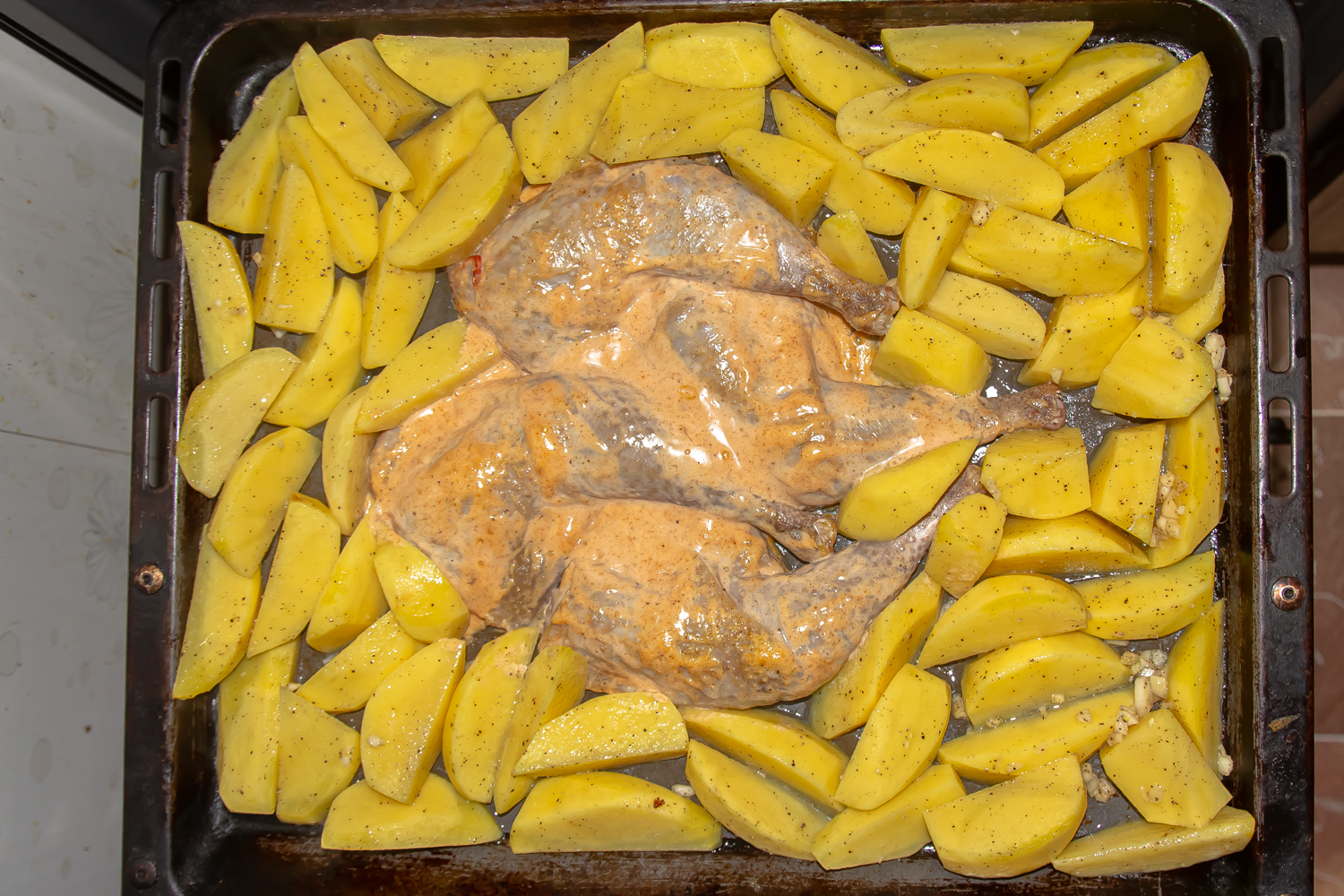 картофель и курица выложенные на противень по рецепту Куриные окорочка, запеченные с картошкой