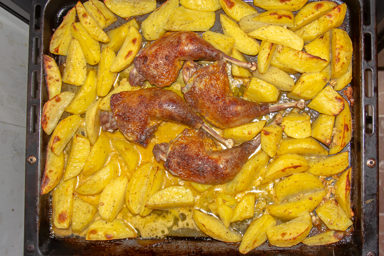 готовое блюдо по рецепту Куриные окорочка, запеченные с картошкой