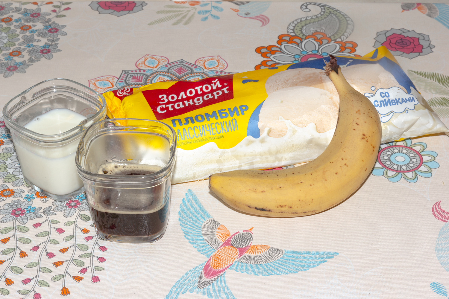 продукты для рецепта Кофейный коктейль с бананом и ванильным мороженым