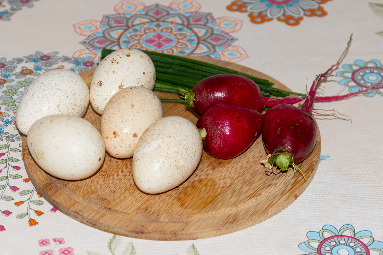 продукты для рецепта Яйца, фаршированные редисом и зелёным луком