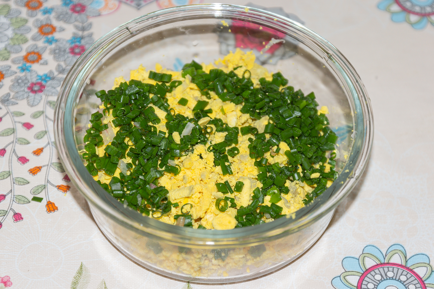 начинка приготовленная по рецепту Яйца, фаршированные редисом и зелёным луком