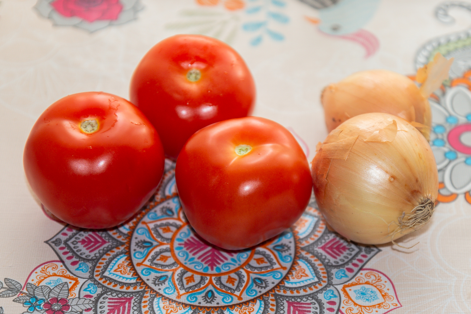 продукты для рецепта Салат из помидоров с луком