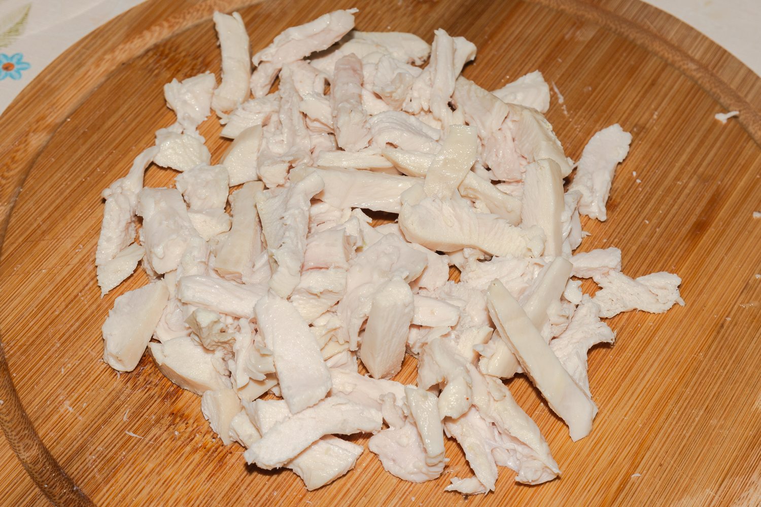 нарезанное филе по рецепту Салат с курицей и овощами без майонеза 