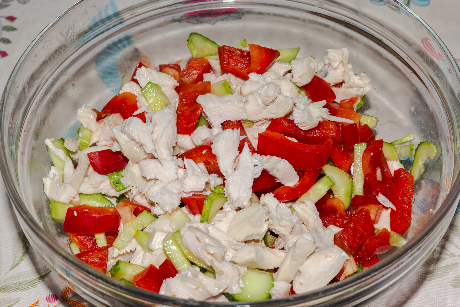 готовый салат по рецепту Салат с курицей и овощами без майонеза 