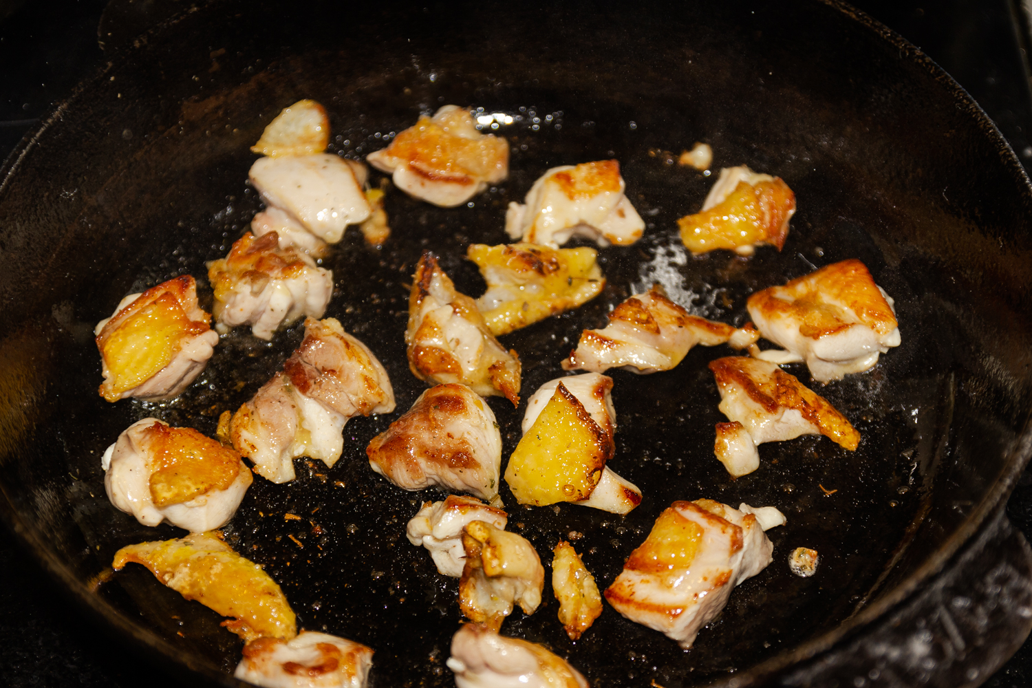 обжаренное мясо по рецепту Курица с кабачками на сковороде 