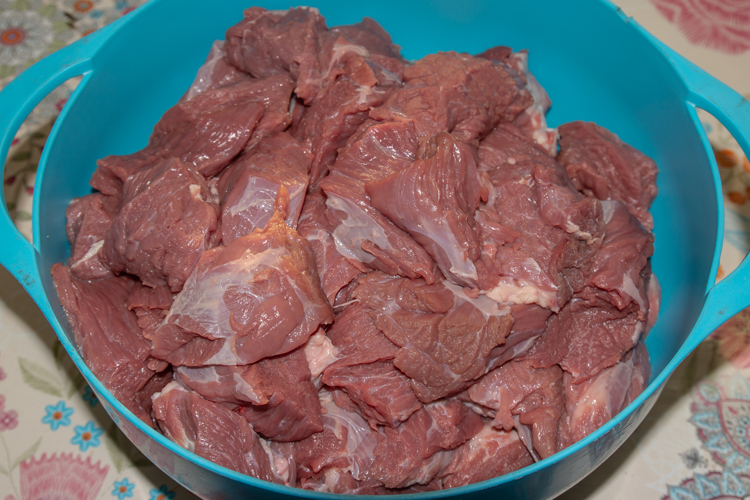 нарезанное мясо по рецепту Шашлык из говяжьей шеи с минеральной водой