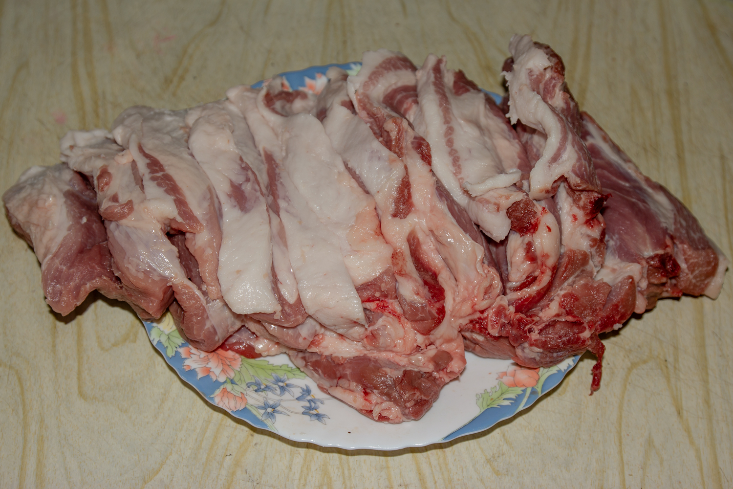 разрезанная свинина по рецепту Гармошка из свинины в фольге с помидорами