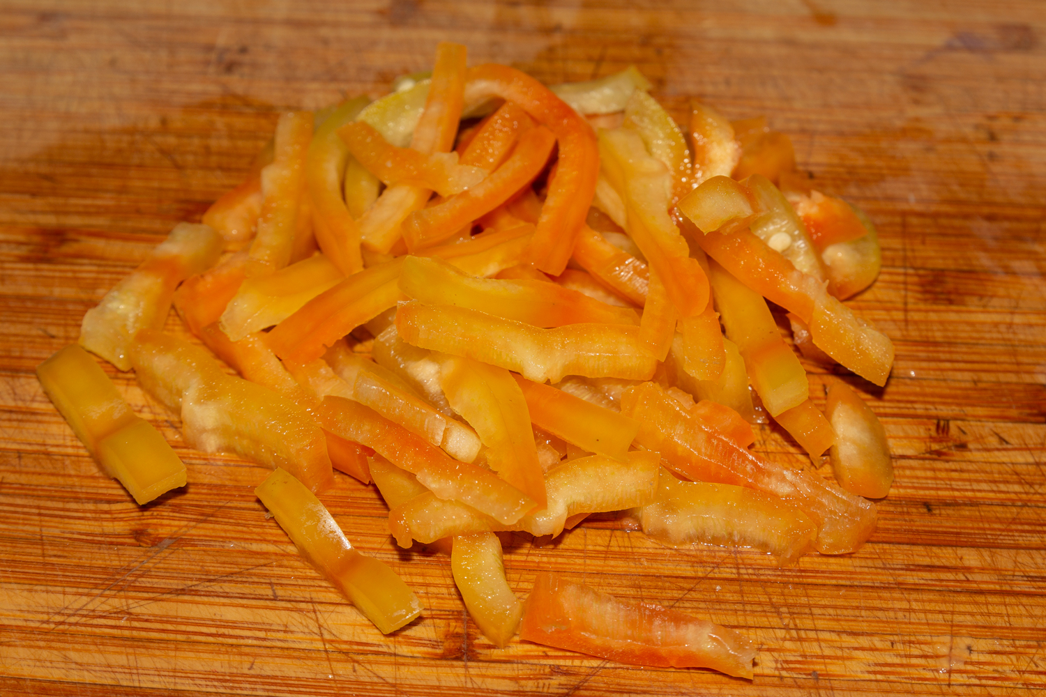 нарезанный перец по рецепту Салат из капусты, помидоров и болгарского перца