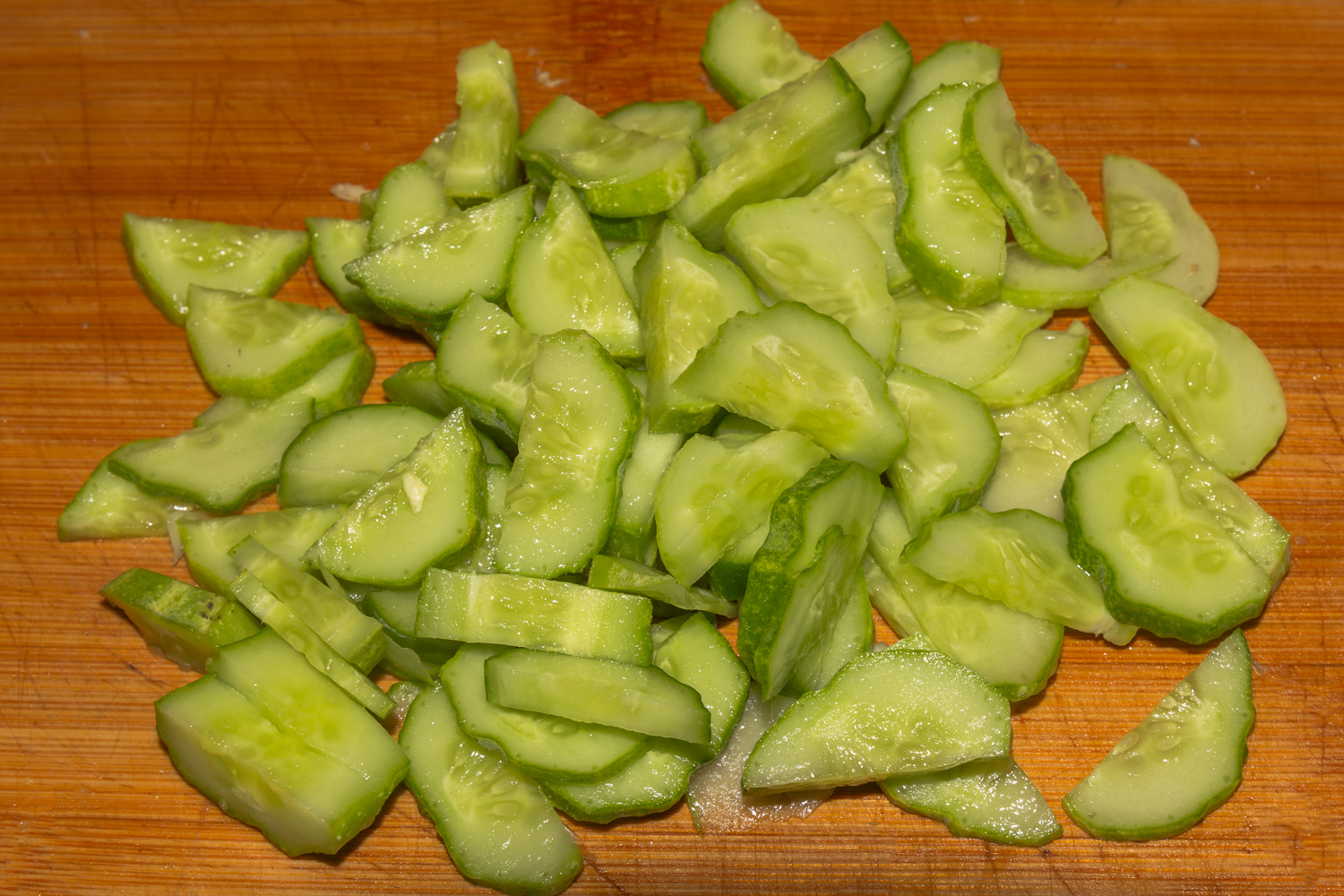 нарезанные огурцы по рецепту Салат из свежей капусты с огурцами 
