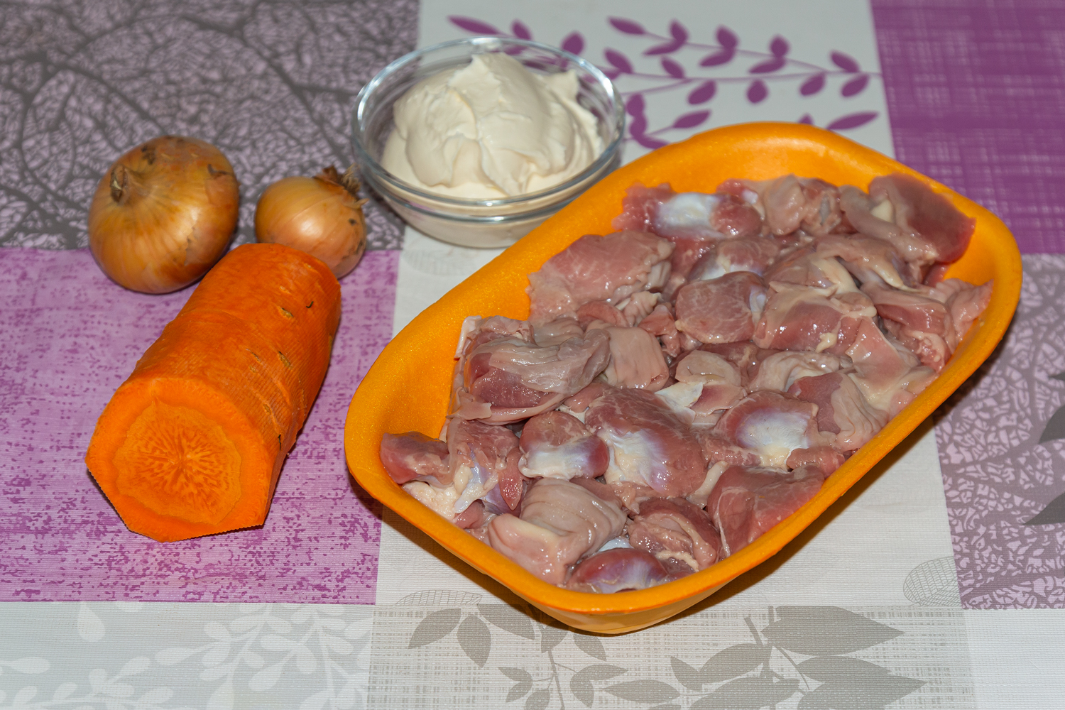 продукты для рецепта Куриные желудки с луком и морковью