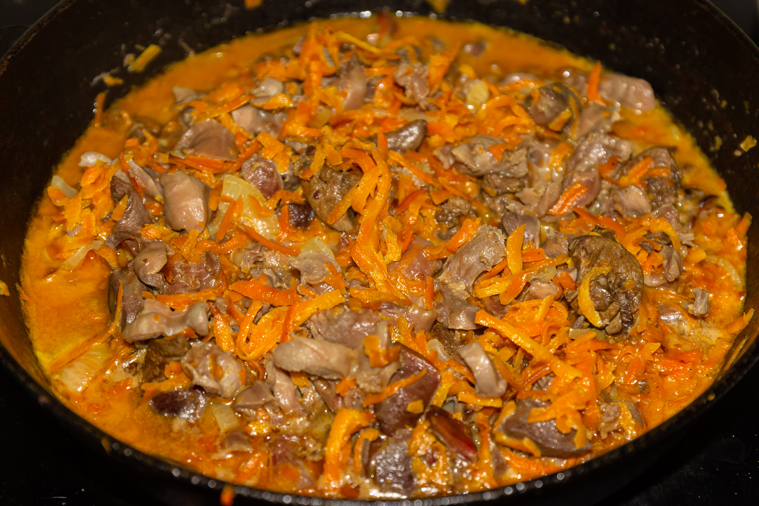 готовое блюдо по рецепту Куриные желудки с луком и морковью
