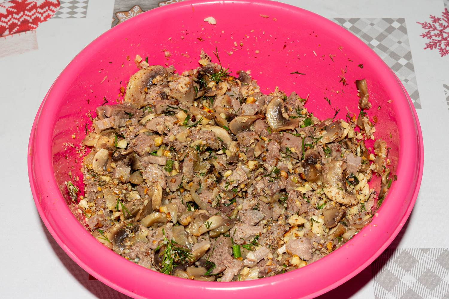 салат приготовленный по рецепту Салат Деликатес с отварным языком и грибами