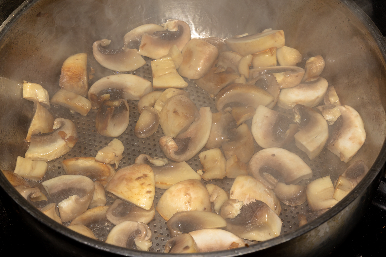 обжаренные грибы по рецепту Гречка с грибами, курицей и сливками
