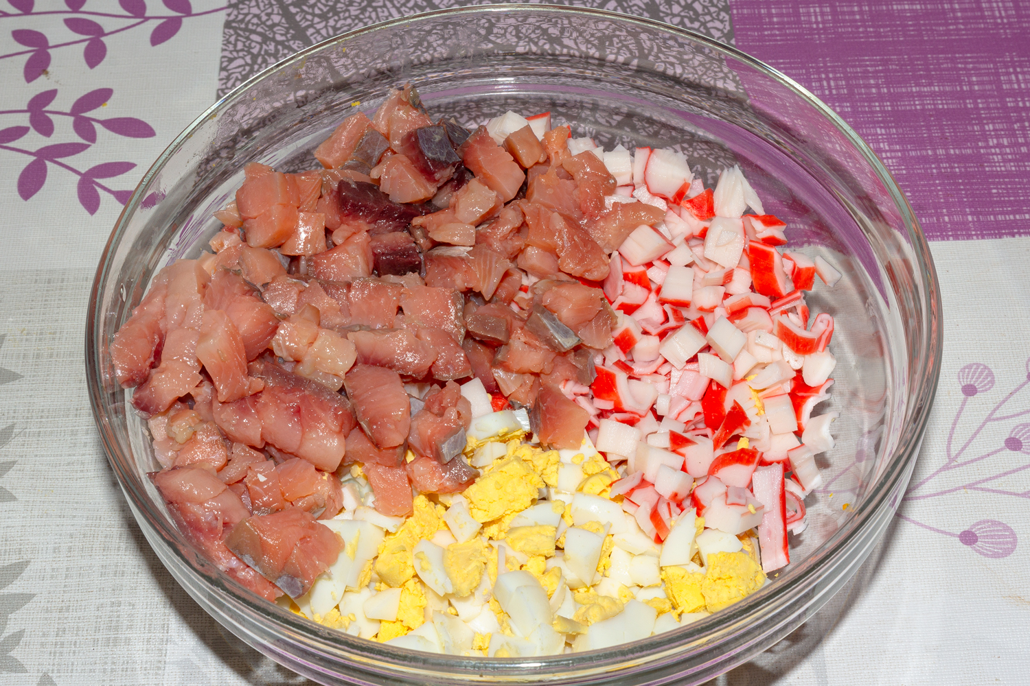 нарезанные продукты по рецепту Крабовый салат с горбушей