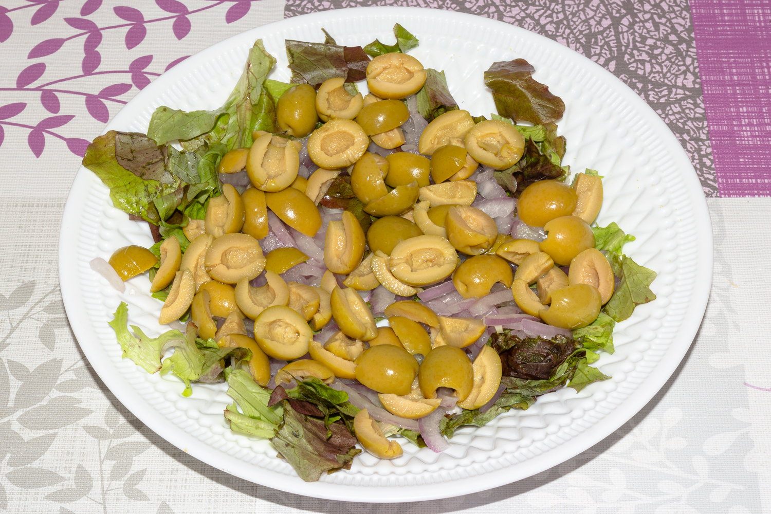 выложенные маслины по рецепту Восхитительный салатный микс с сыром фета и красной рыбой