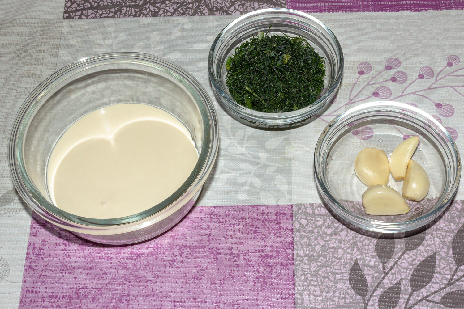 продукты для рецепта Сметанный соус с чесноком и укропом