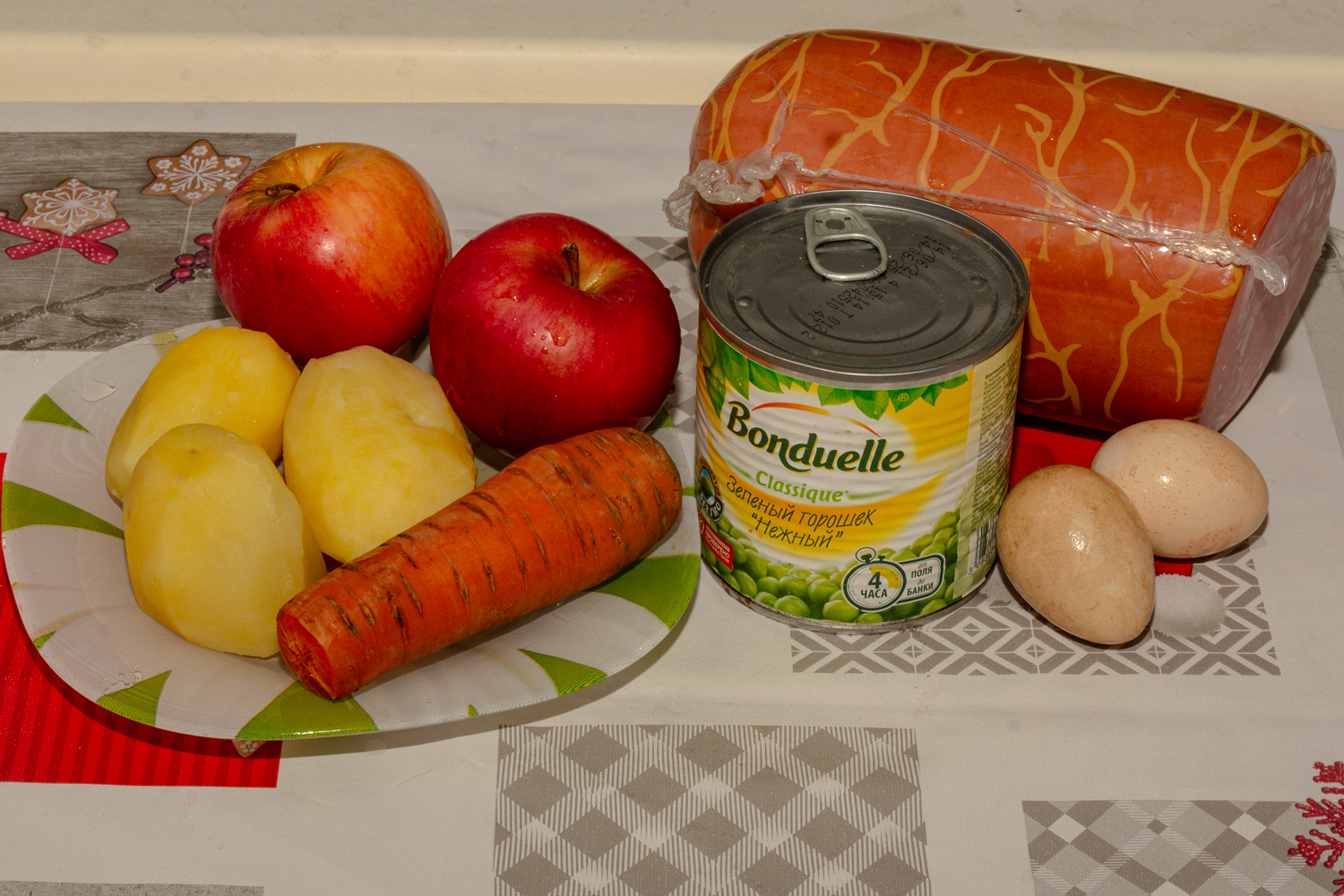продукты для рецепта Оливье с яблоком и колбасой