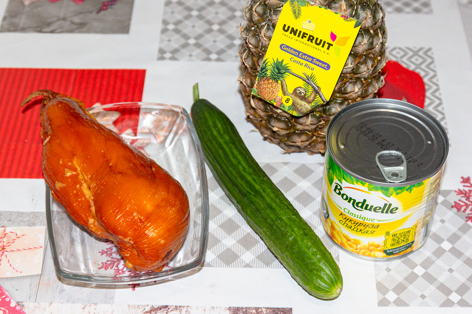 продукты для рецепта Салат с ананасом, копчёной курицей, кукурузой и огурцом
