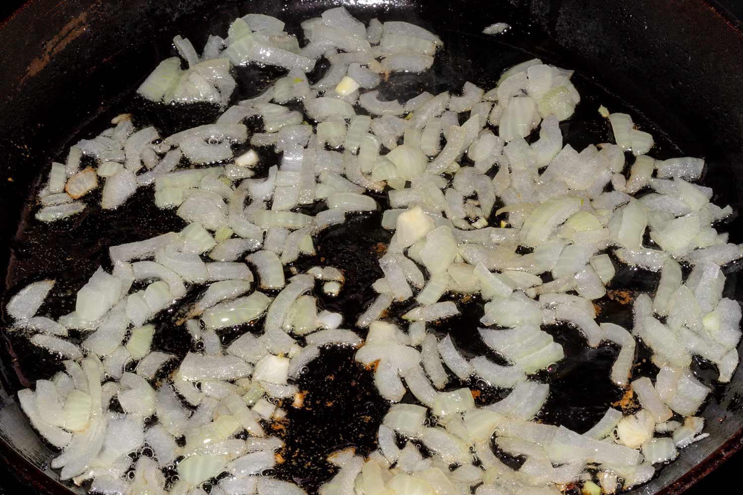обжаренный лук по рецепту Утка с грибами и картофелем
