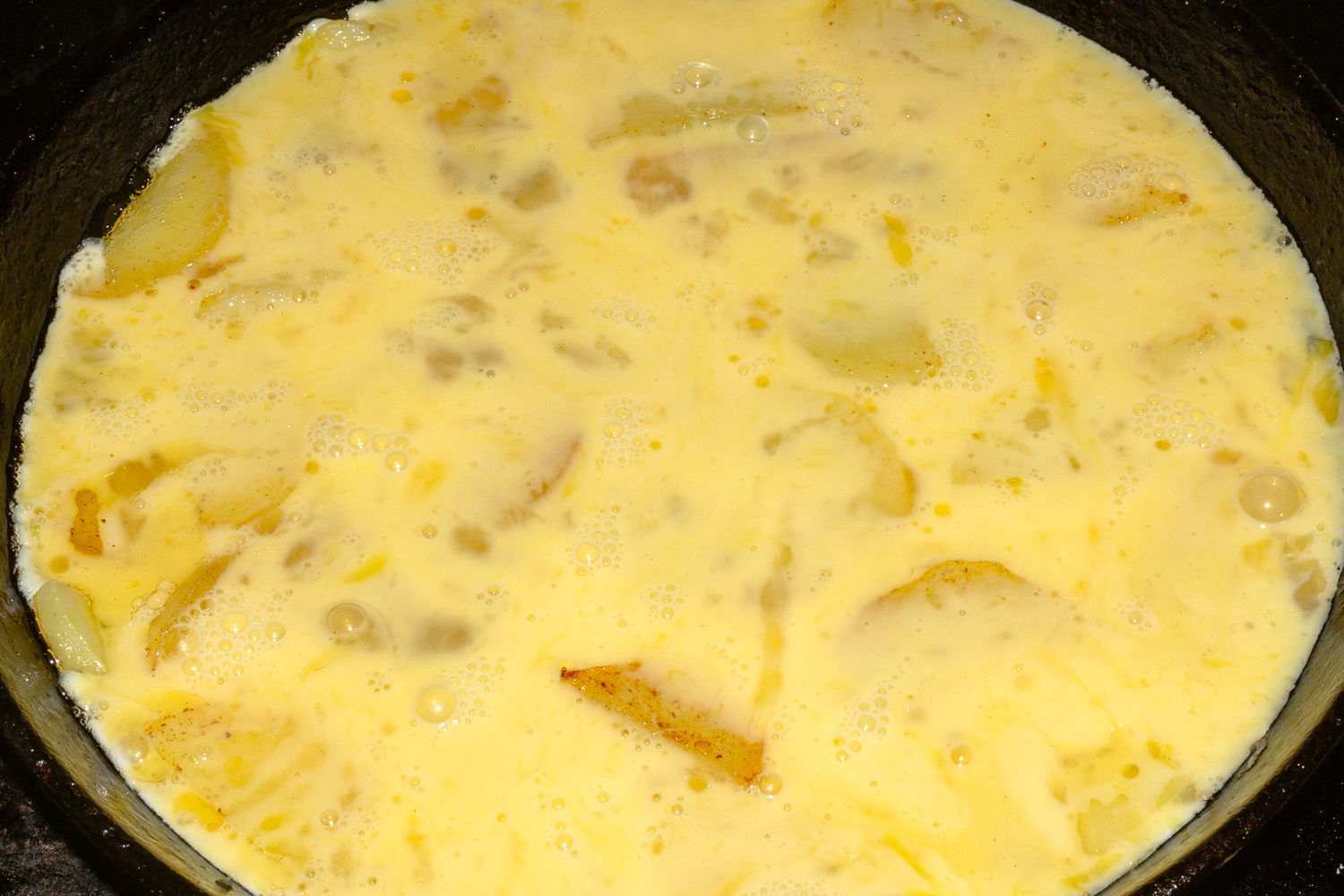 картофель залитый яичной смесью по рецепту Яичница с отварным картофелем