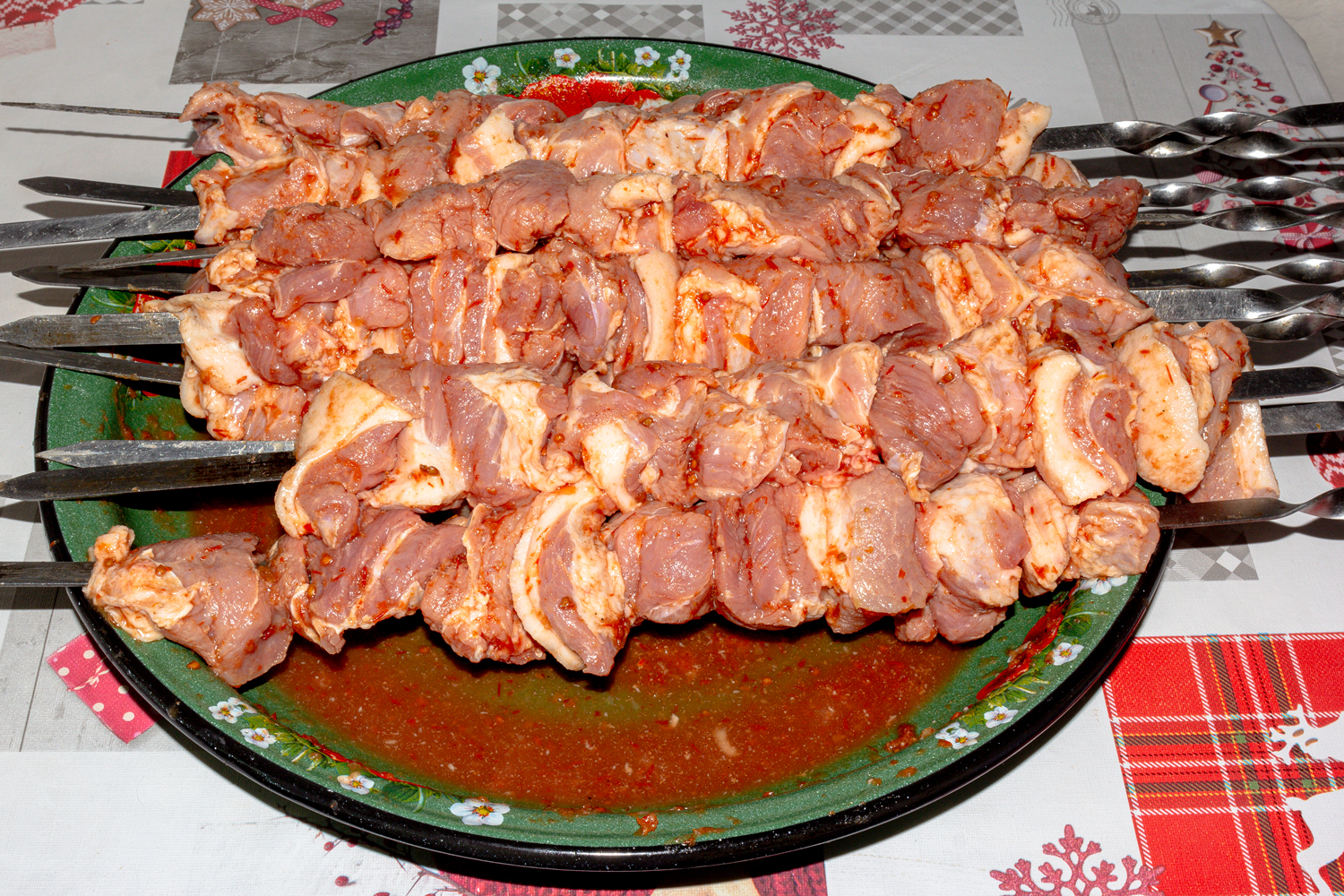 нанизанное мясо по рецепту Шашлык из свинины в маринаде из томатной пасты