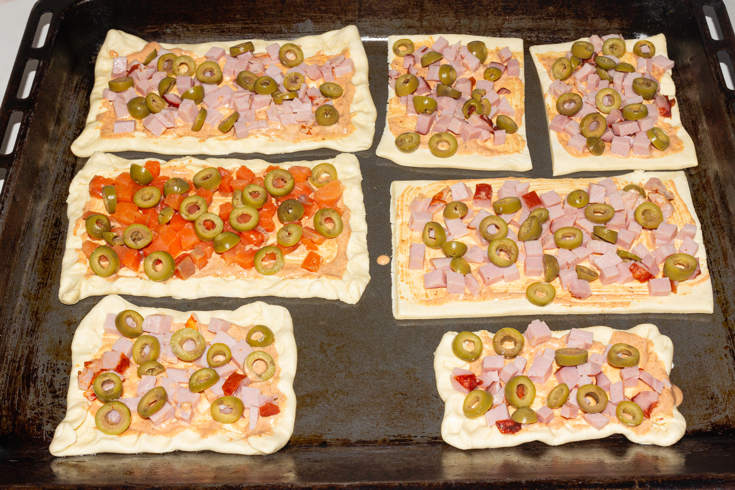 выложенные продукты по рецепту Мини пицца из слоеного теста