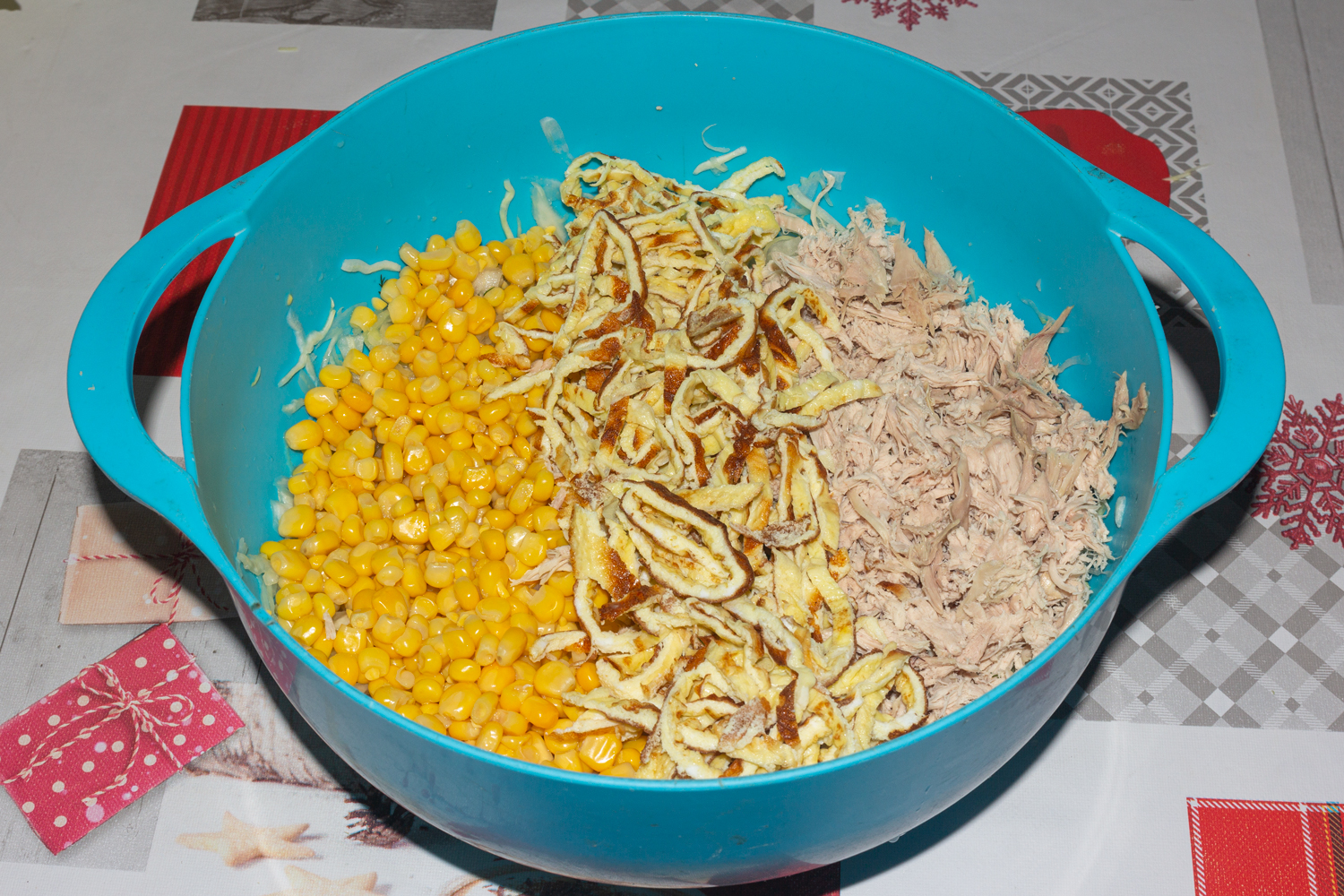 смешанные продукты по рецепту Капустный салат с курицей и кукурузой