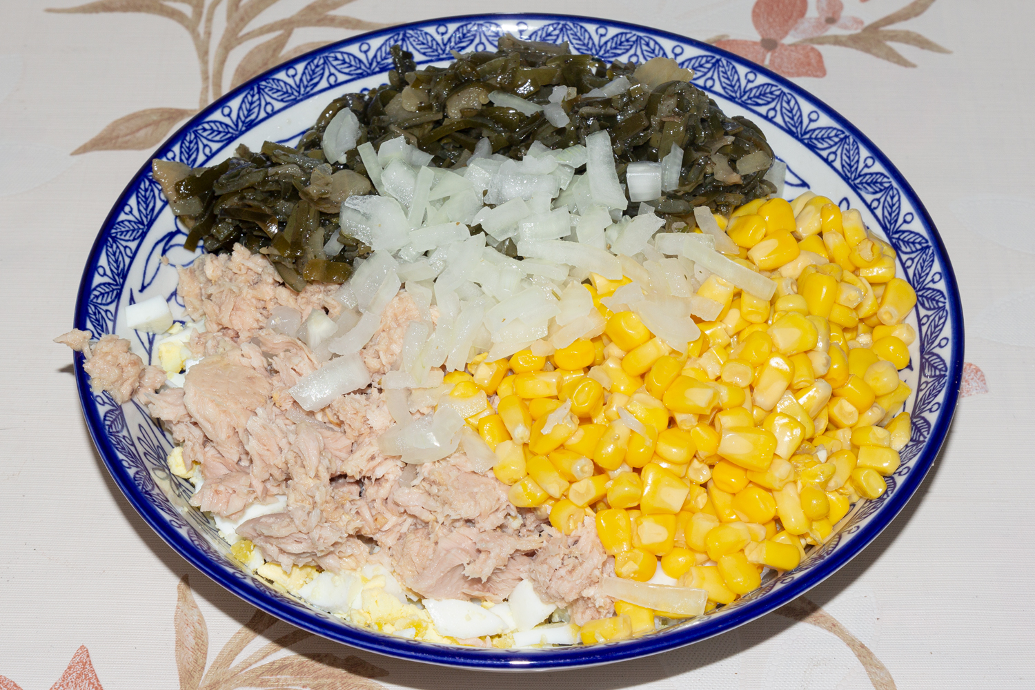 смешайте тунец с капустой и луком по рецепту Салат с морской капустой и кукурузой