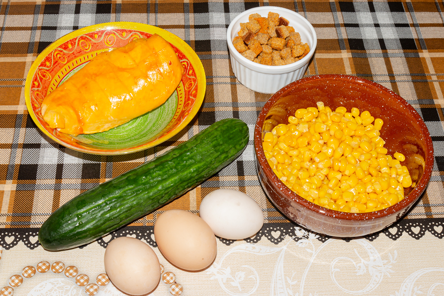 продукты по рецепту  Салат с копчёной курицей, кукурузой и шампиньонами