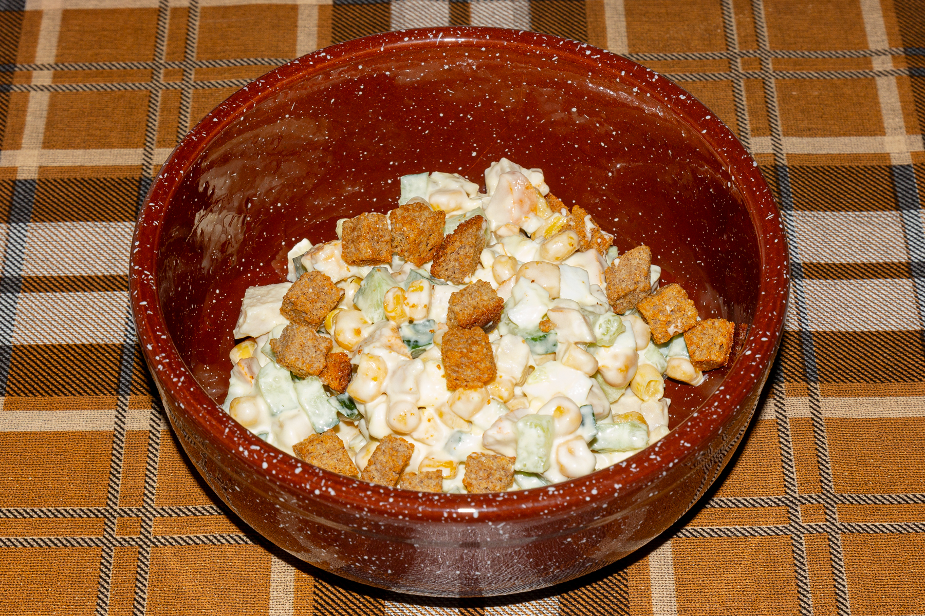  Салат с копчёной курицей, кукурузой и шампиньонами 