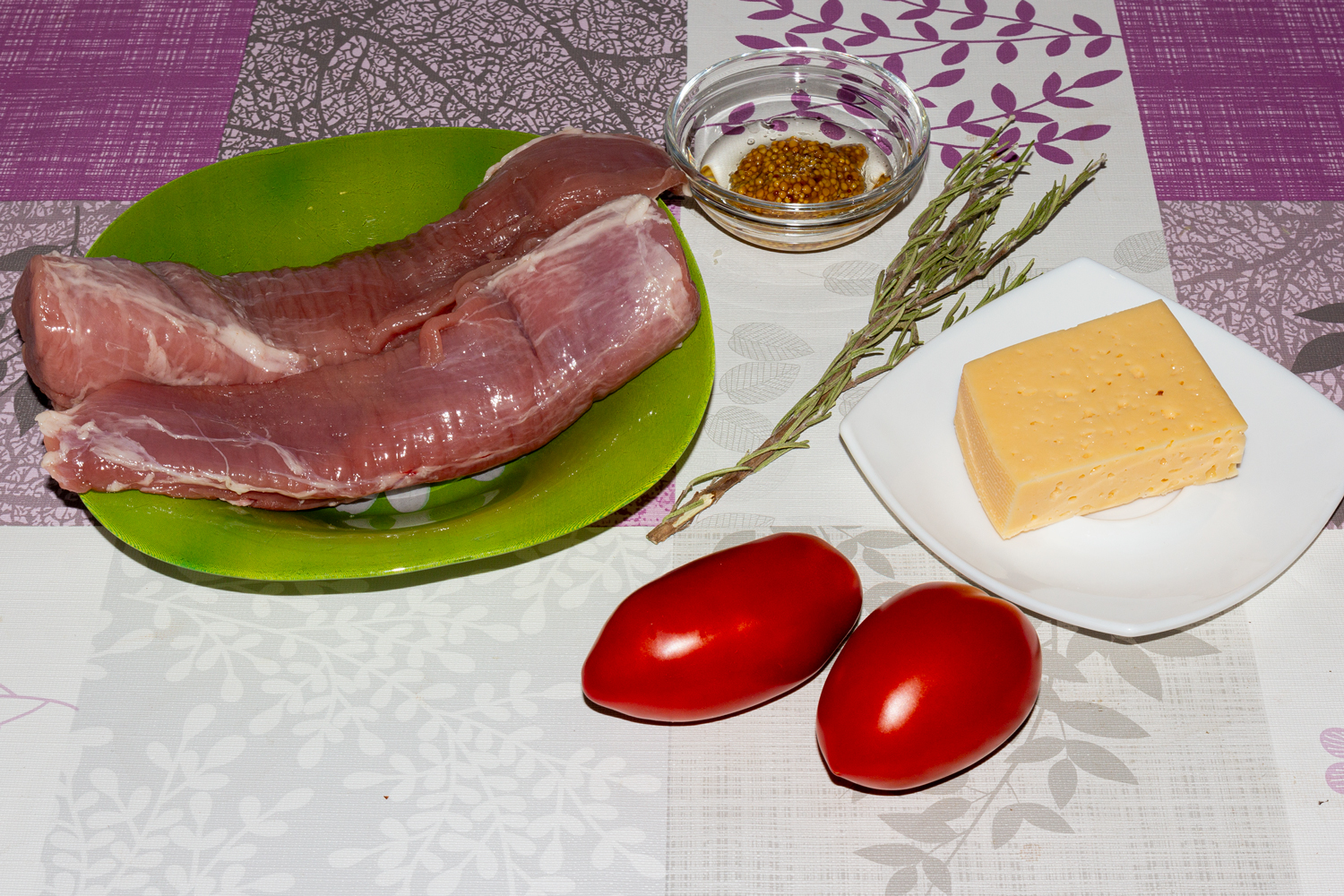 продукты для рецепта Свинина с помидорами и сыром