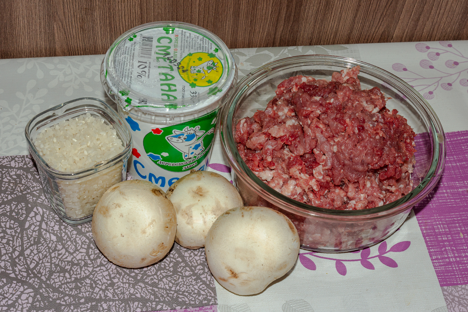 продукты для рецепта Тефтели с грибами в томатно-сметанном соусе