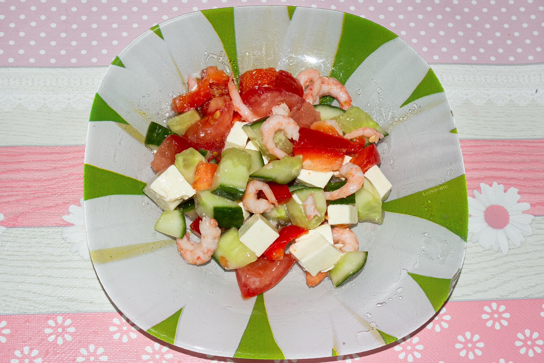 Овощной салат с креветками и сыром Фета