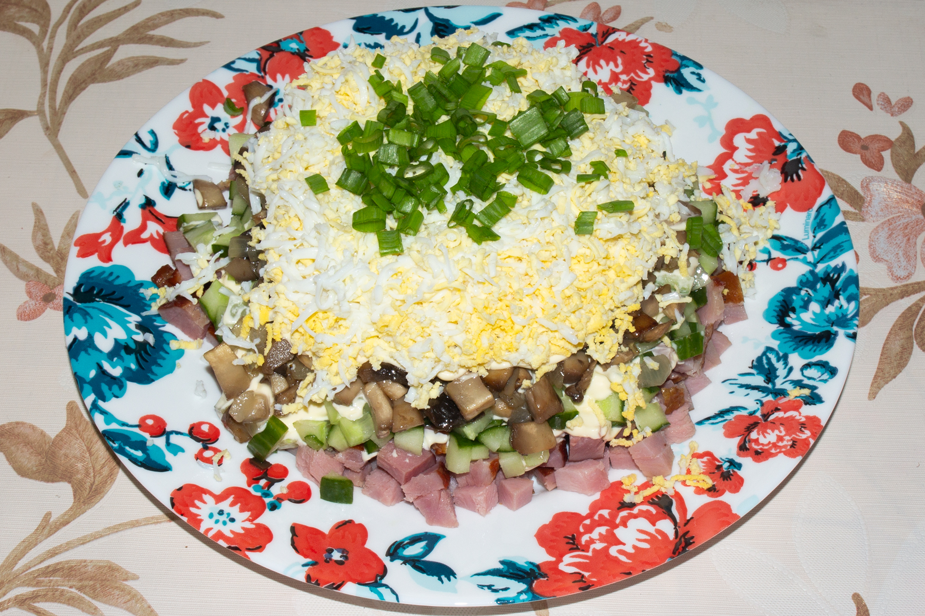 Салат с копченой курицей, свежим огурцом и грибами