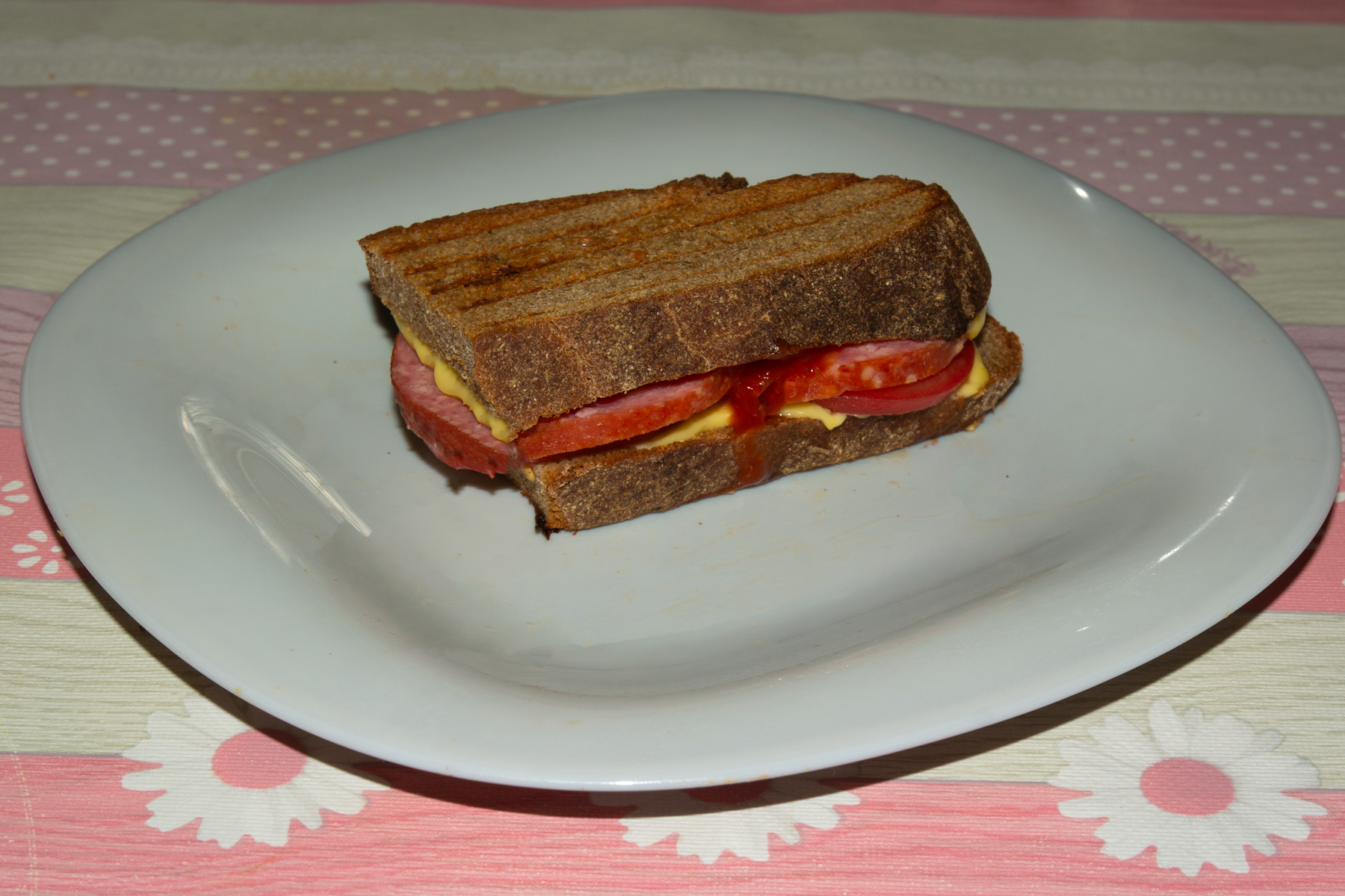 Горячие бутерброды с колбасой, сыром и помидорами