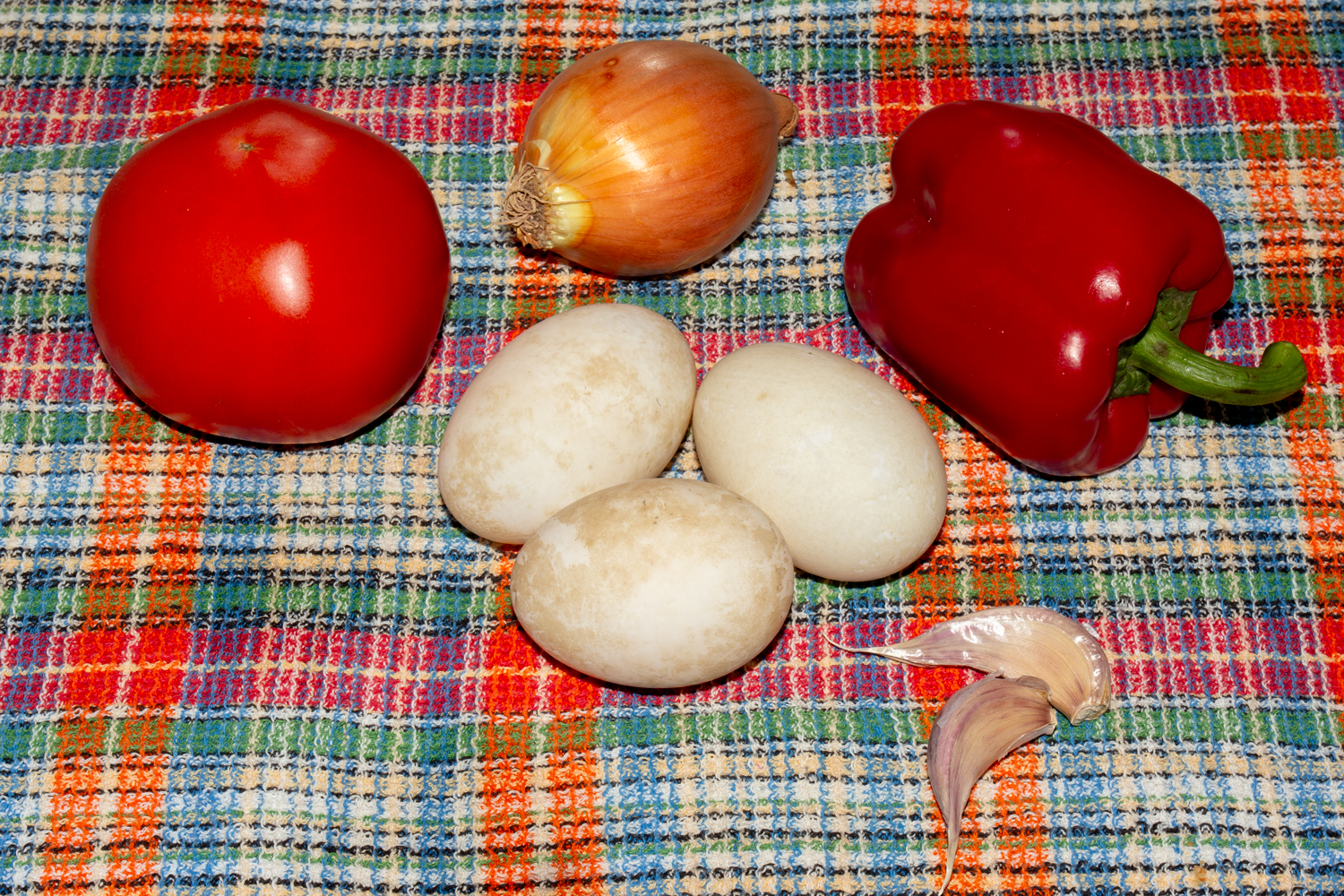 ингредиенты для рецепта Яичница с помидорами и болгарским перцем продукты для рецепта Яичница с помидорами и болгарским перцем