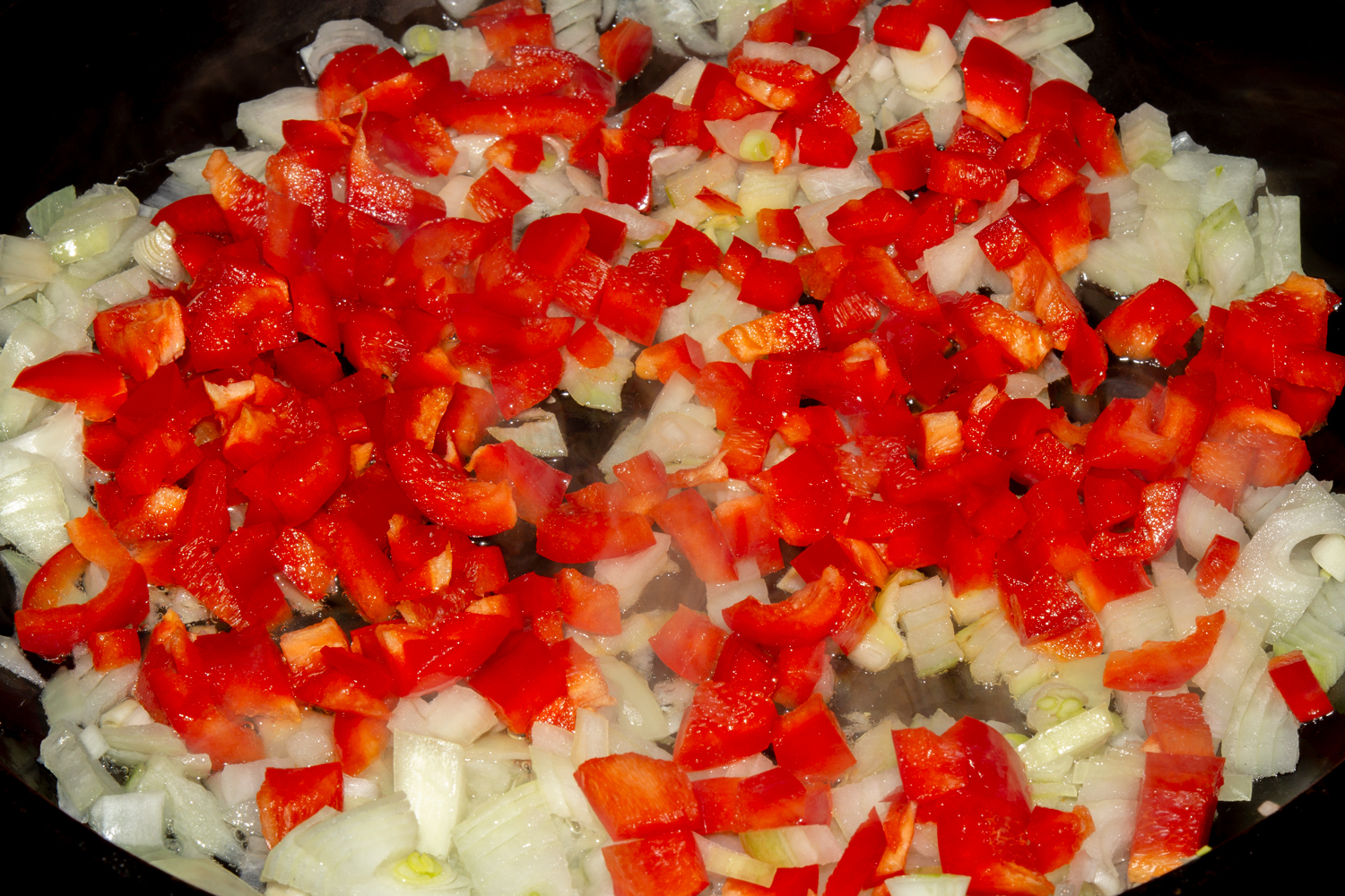 овощи обжарьте по рецепту Яичница с помидорами и болгарским перцем обжаренные овощи по рецепту Яичница с помидорами и болгарским перцем