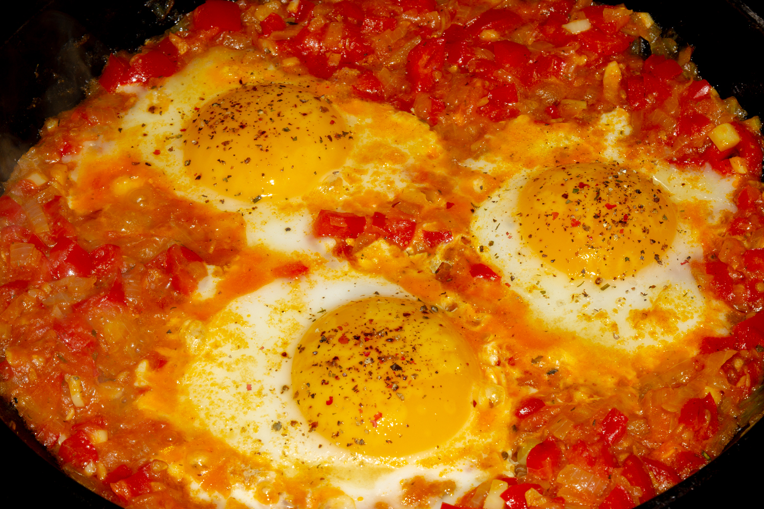 яичница приготовленная по рецепту Яичница с помидорами и болгарским перцем готовая яичница по рецепту Яичница с помидорами и болгарским перцем