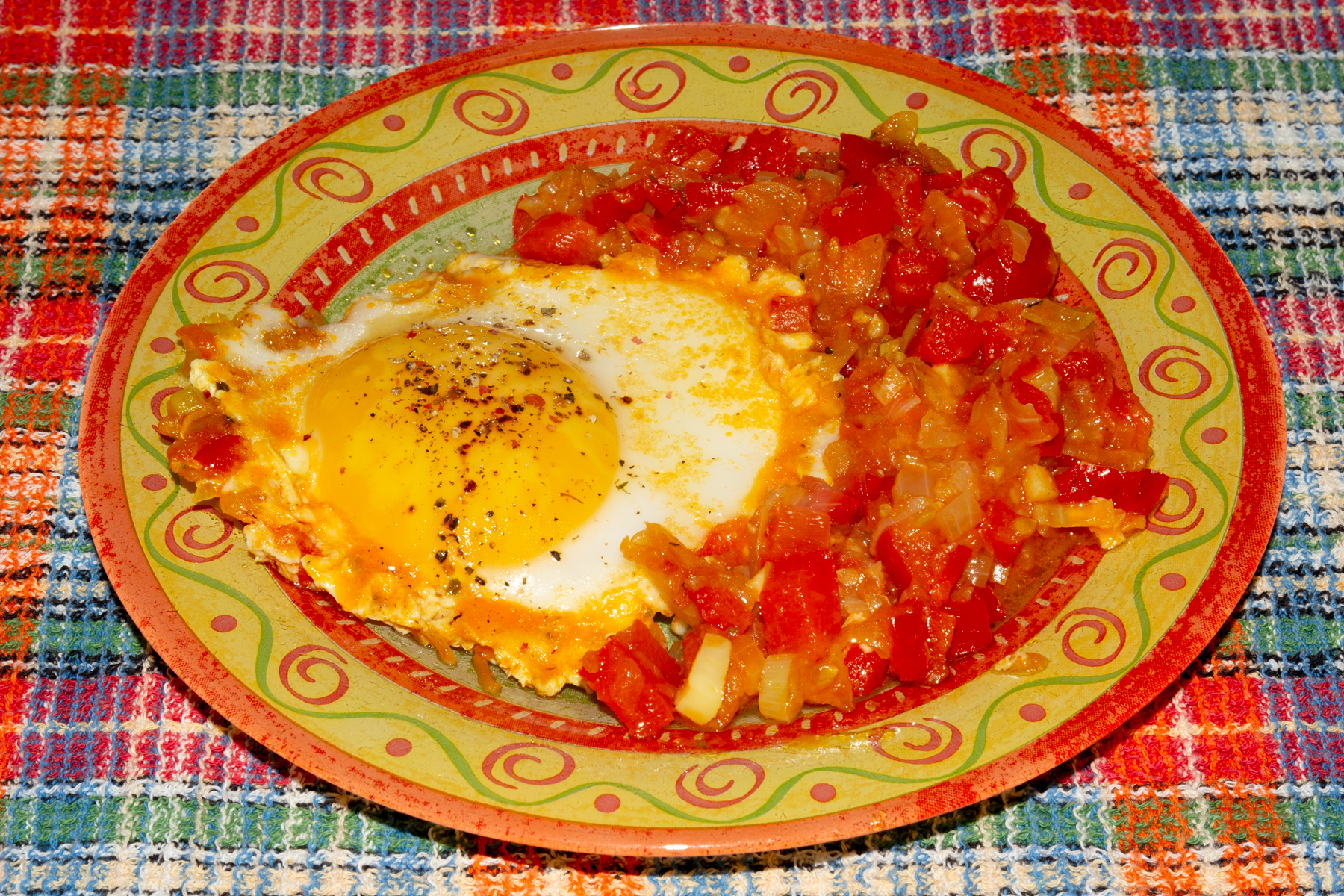 Фото к рецепту Яичница с помидорами и болгарским перцем Яичница с помидорами и болгарским перцем