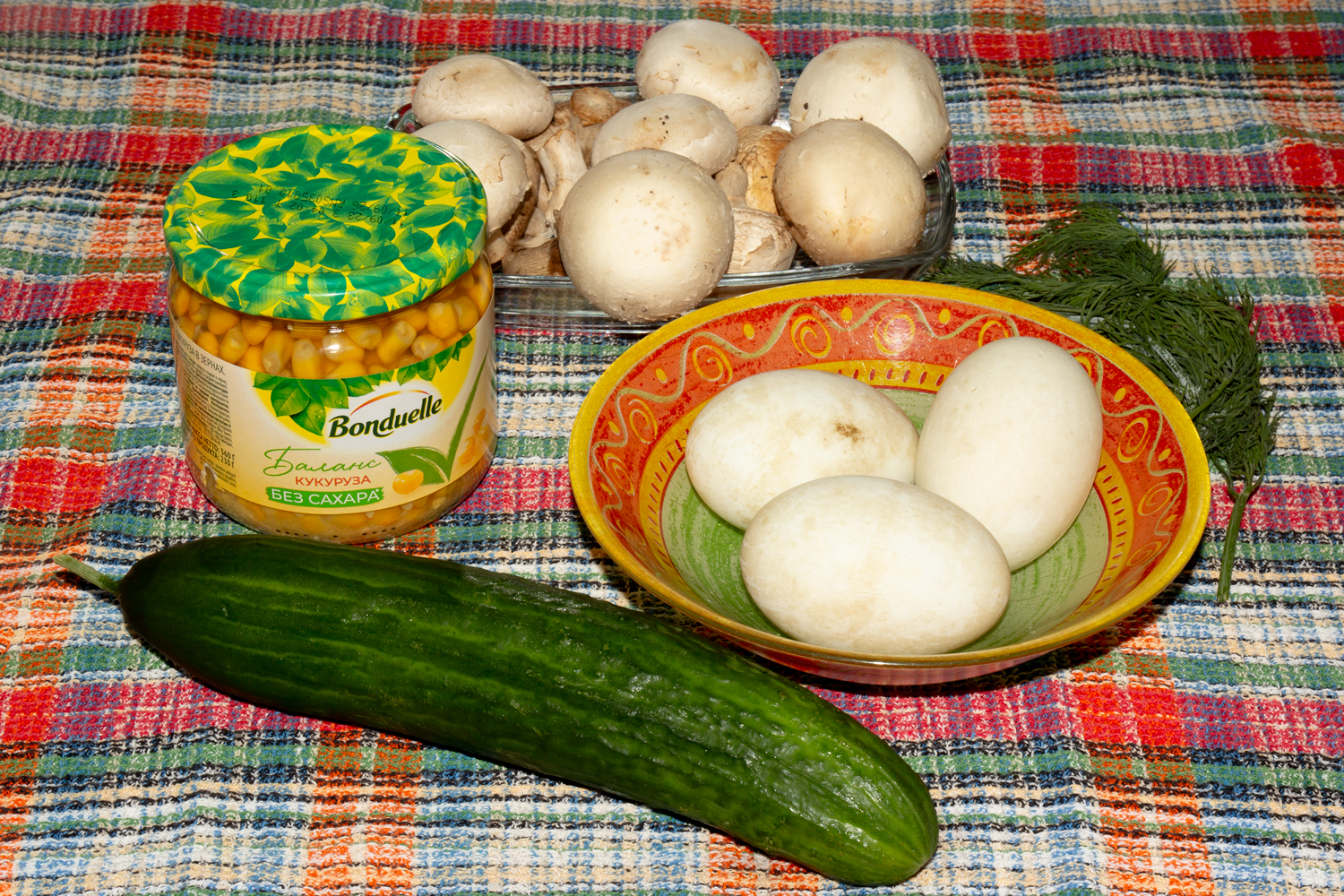 ингредиенты для рецепта Салат с шампиньонами и кукурузой продукты для рецепта Салат с шампиньонами и кукурузой