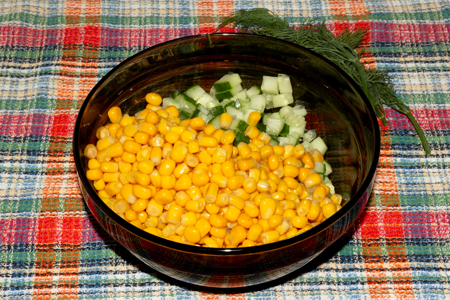 кукурузу добавьте к огурцу по рецепту Салат с шампиньонами и кукурузой кукуруза для рецепта Салат с шампиньонами и кукурузой