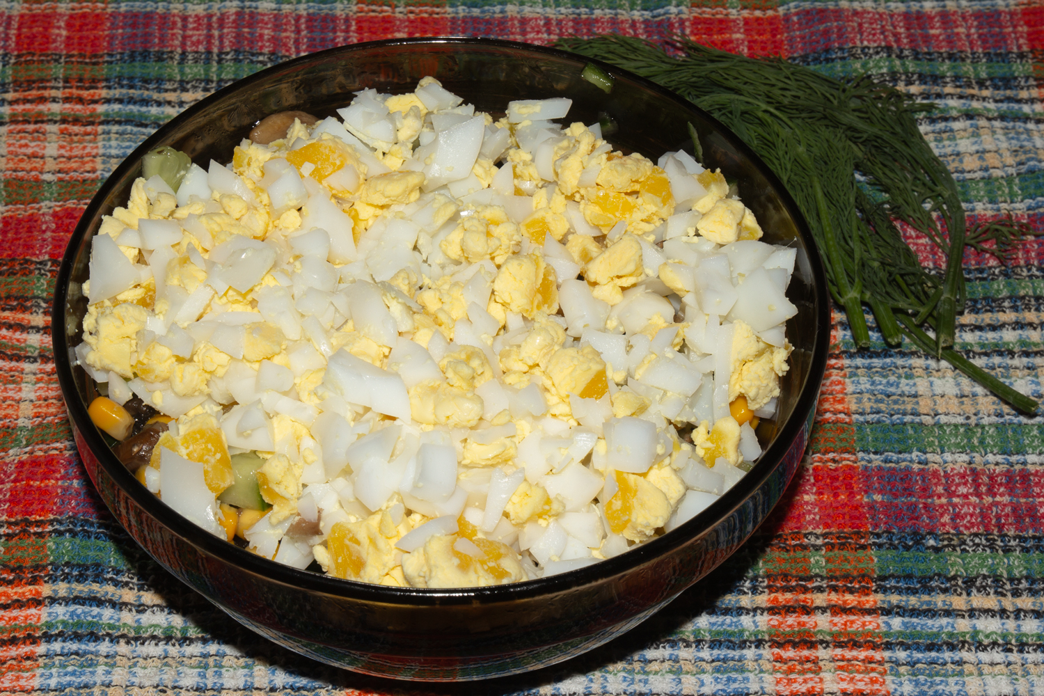 яйца нарежьте по рецепту Салат с шампиньонами и кукурузой нарезанные яйца по рецепту Салат с шампиньонами и кукурузой