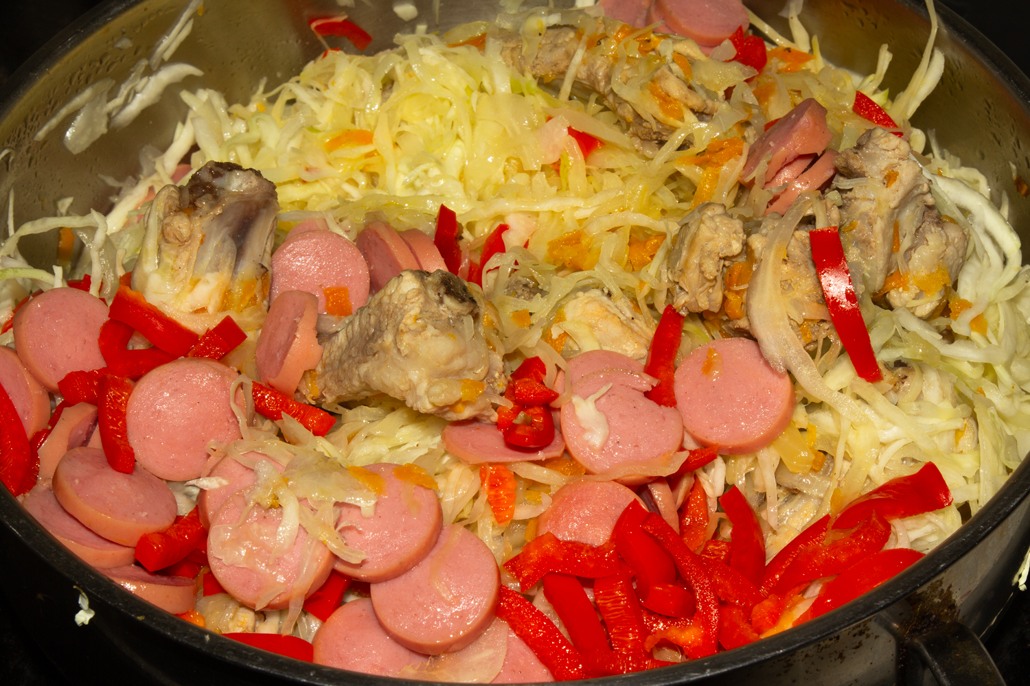 добавьте все ингредиенты в сковороду по рецепту Бигус из свежей капусты с мясом и колбасой бигус приготовленный по рецепту Бигус из свежей капусты с мясом и колбасой