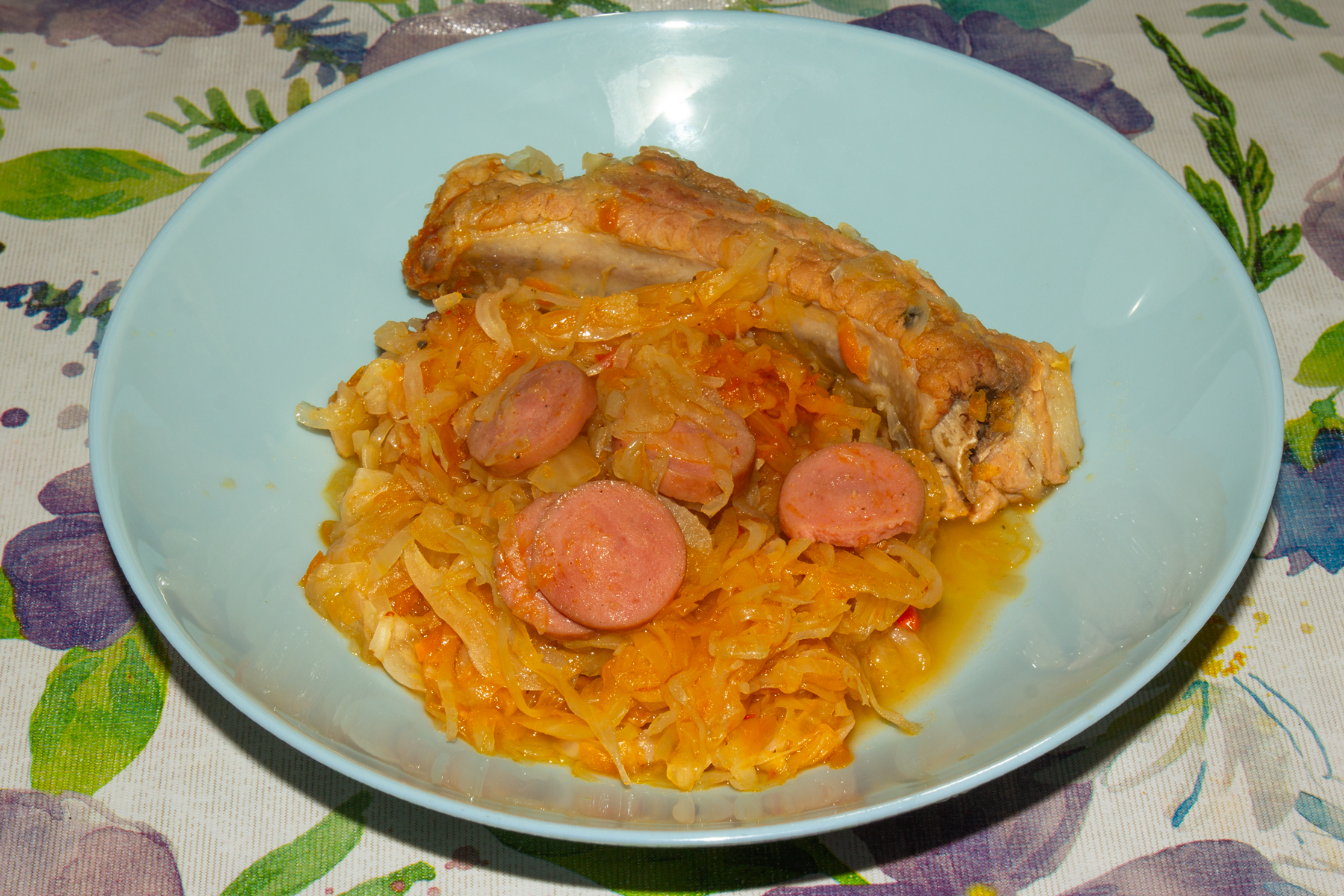 Фото к рецепту Бигус из свежей капусты с мясом и колбасой Бигус из свежей капусты с мясом и колбасой