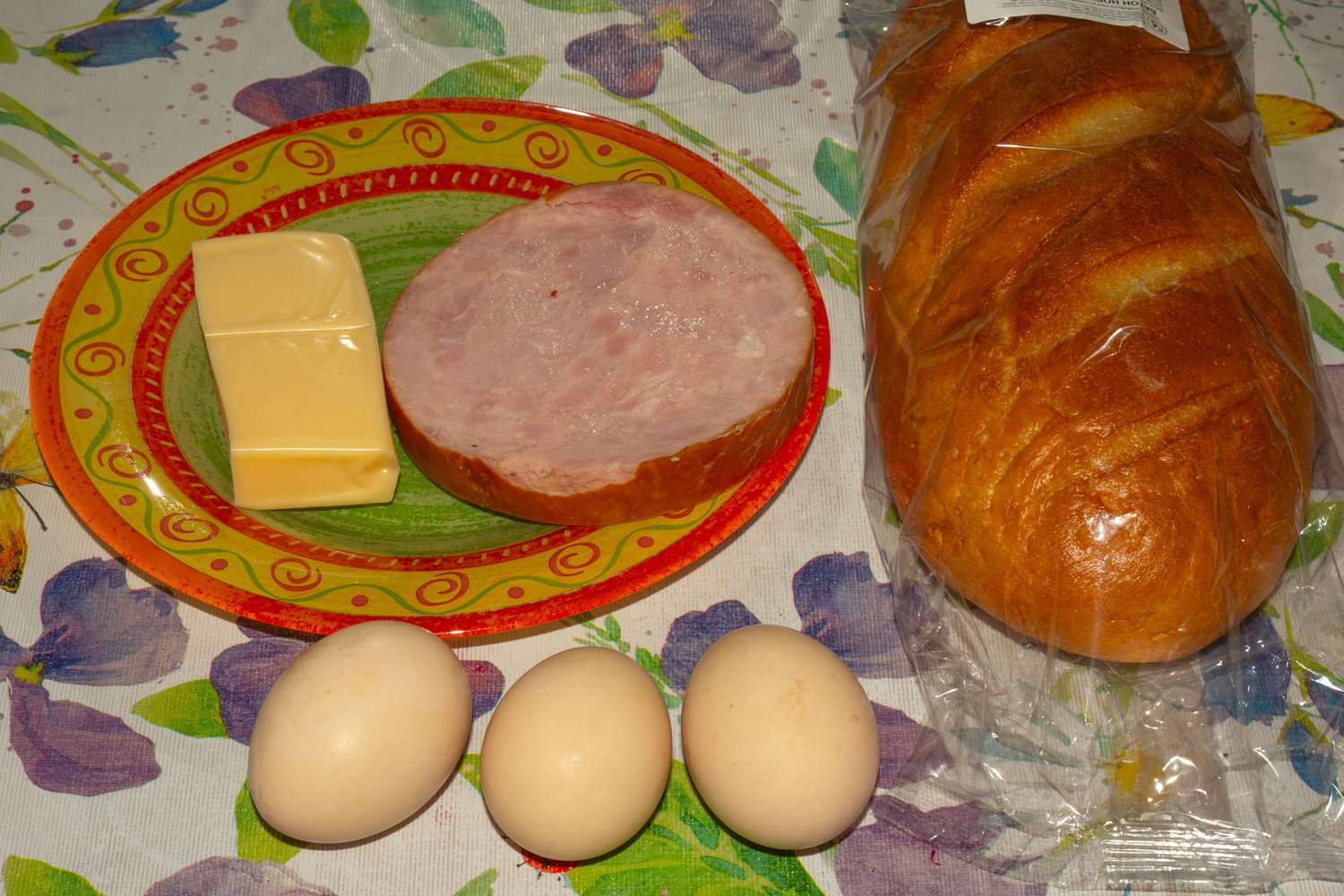 ингредиенты для рецепта Омлет в хлебе на сковороде с колбасой и сыром продукты для рецепта Омлет в хлебе на сковороде с колбасой и сыром