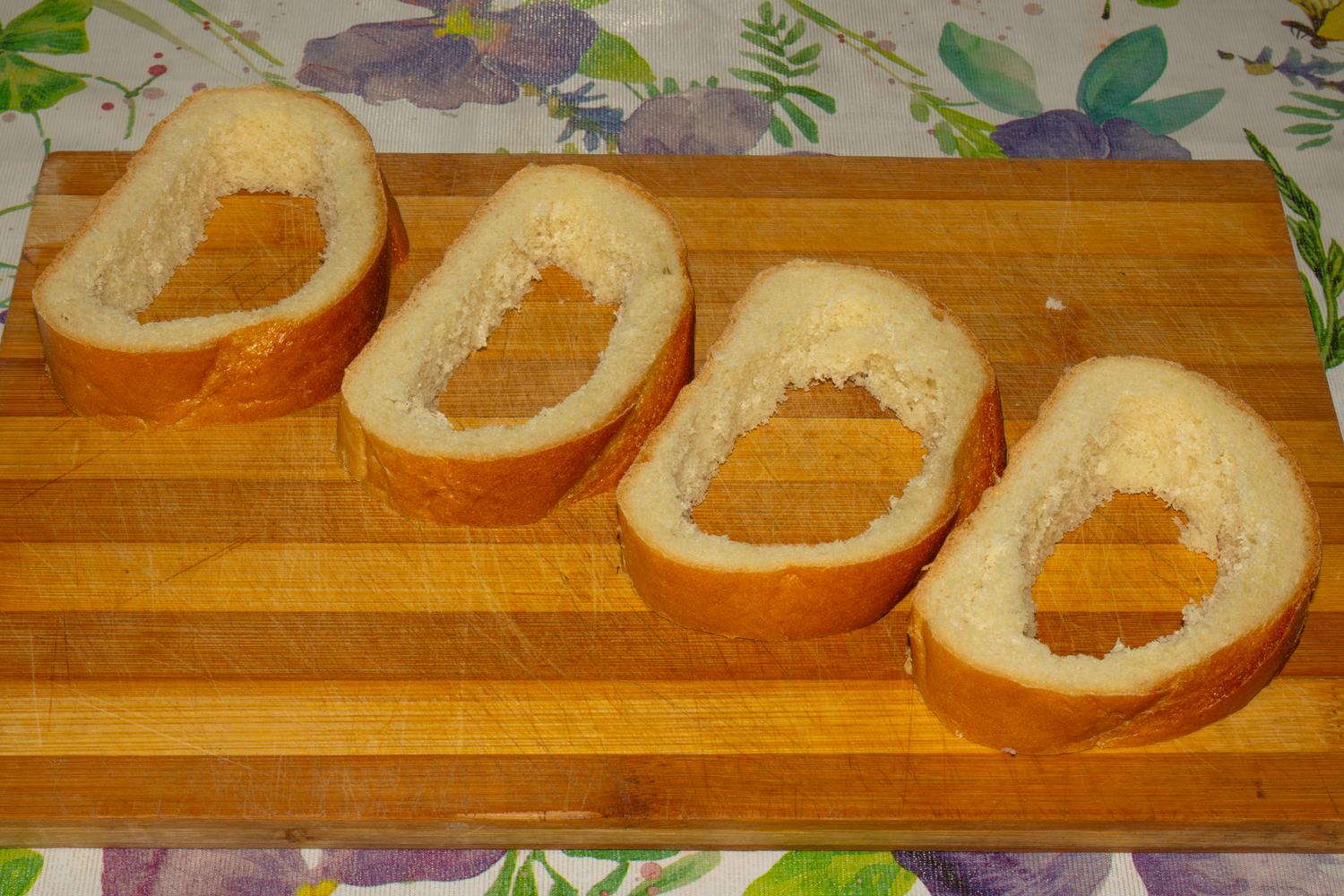 у батона уберите серединку по рецепту Омлет в хлебе на сковороде с колбасой и сыром батон с вырезанной серединкой по рецепту Омлет в хлебе на сковороде с колбасой и сыром